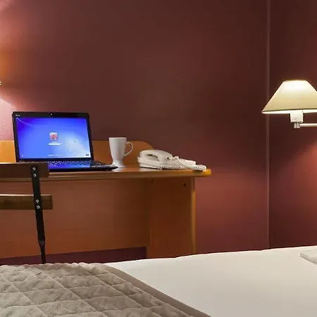 Sky Charles De Gaulle Отель 3*