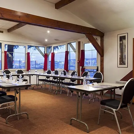 Sky Charles De Gaulle Отель 3*