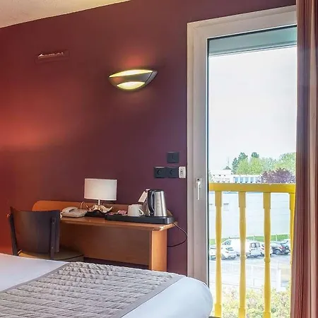 Sky Charles De Gaulle 3*
